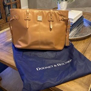 Beautiful neutral brown pebble grain leather Dooney & Bourke shoulder tote